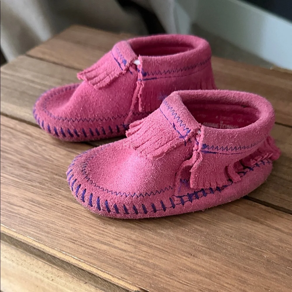 Minnetonka Hot Pink Riley Bootie Kids Suede Moccasins Size 4 baby